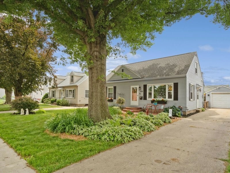 Property Photo: 1418 8th St NW IA 52405