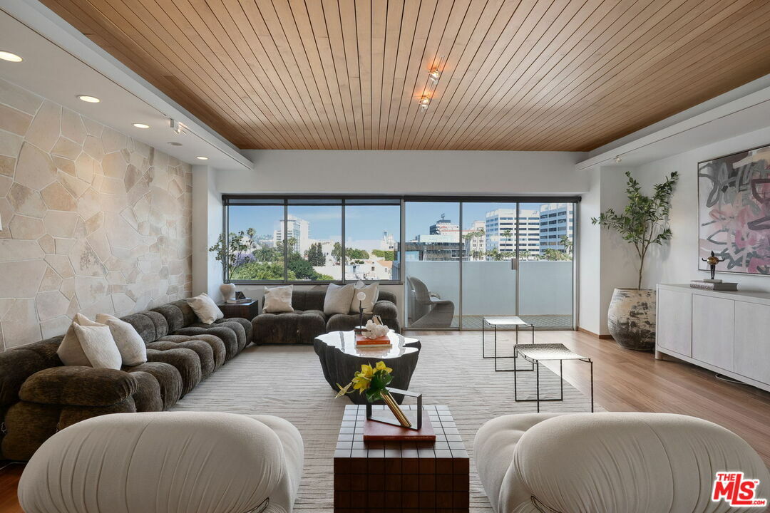 Property Photo: 7135 Hollywood Blvd CA 90046