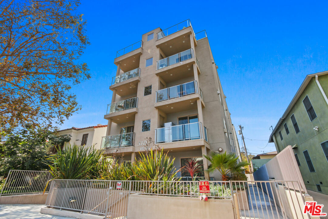 Property Photo: 819 Holt Ave CA 90035