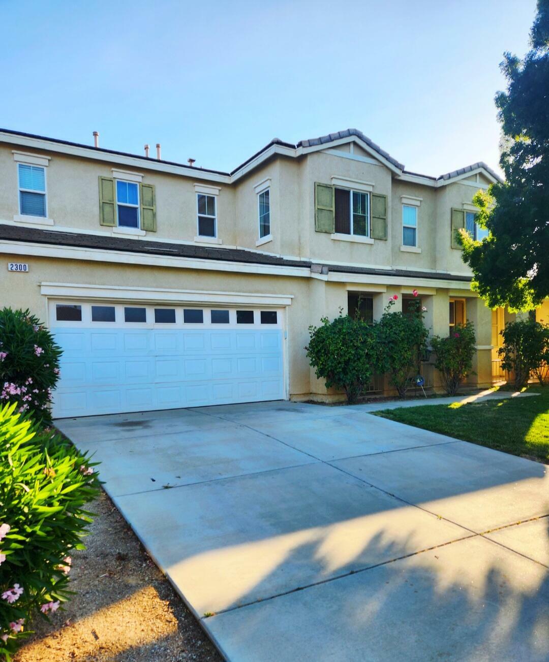 Property Photo: 2300 Thorncroft Circle CA 93551