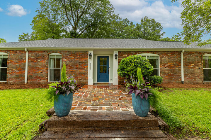 Property Photo: 121 Edgewood Dr MS 39759