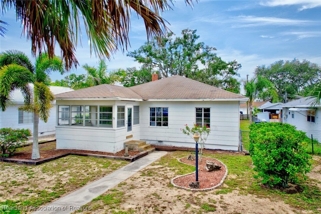 Property Photo: 385 Poinsettia Avenue FL 33870