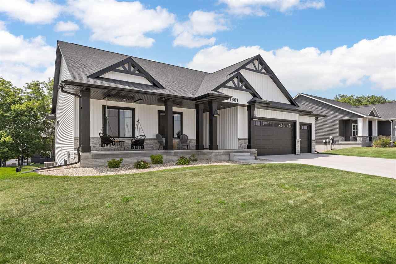 Property Photo:  1601 Green Oak Pass  IA 52340 