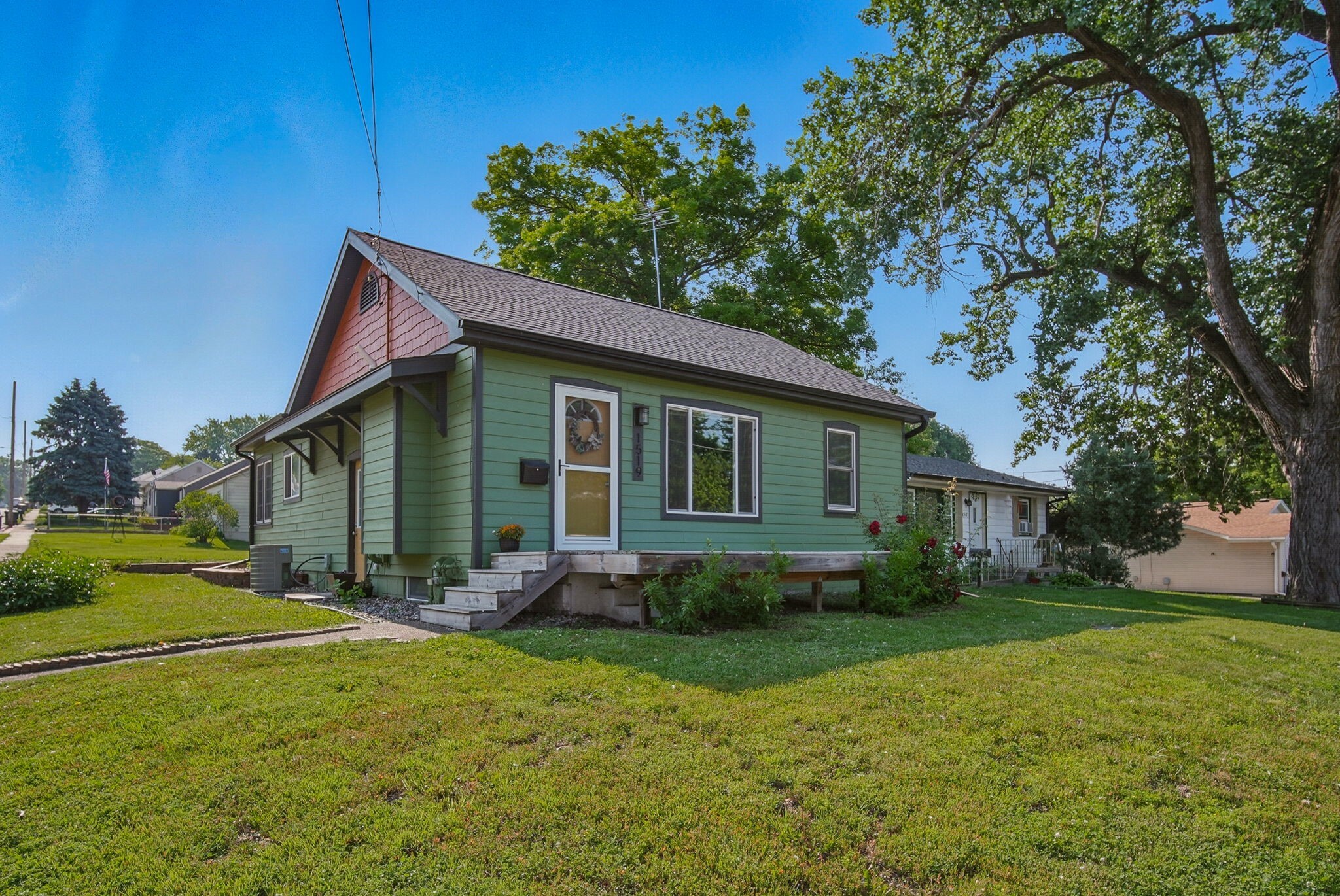 Property Photo: 1519 E 30th Street IA 50317