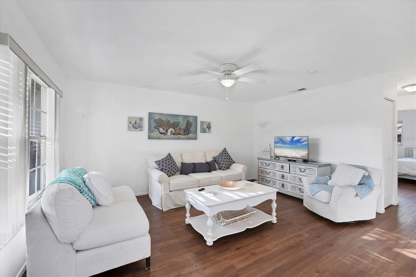 Property Photo:  631 N Jefferson Avenue 631  FL 34237 
