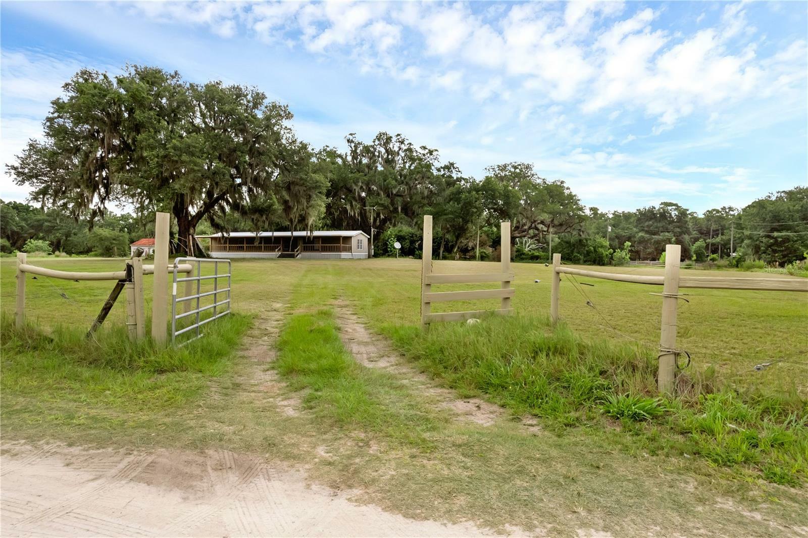 Property Photo: 7587 SW 50th Street FL 33513