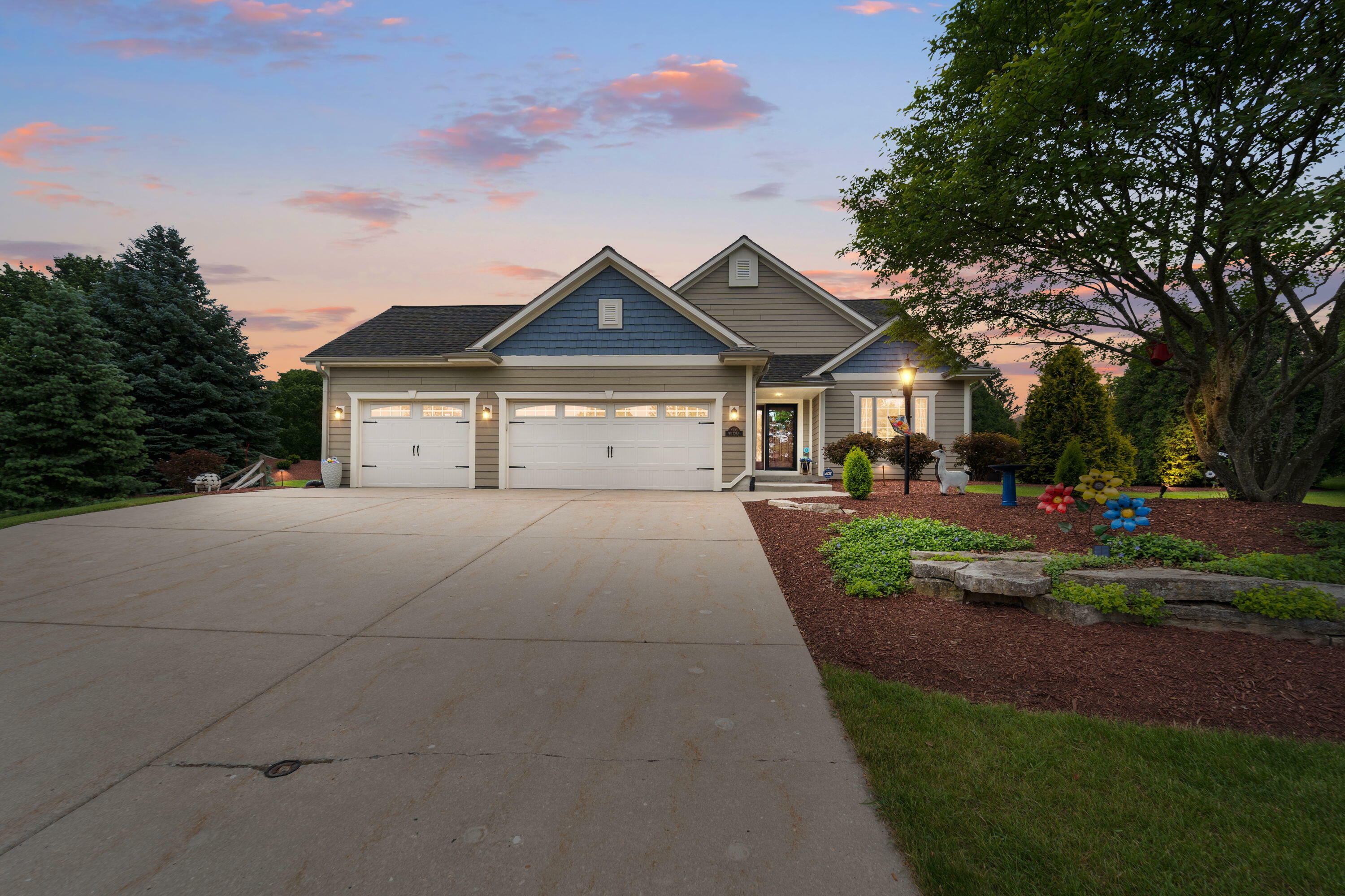 Property Photo: N103w17259 Pinewood Ct WI 53022