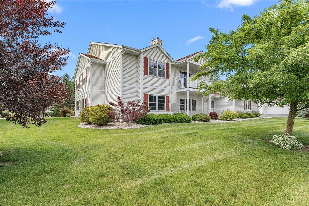 Property Photo: 677 Wood River Ct WI 53095