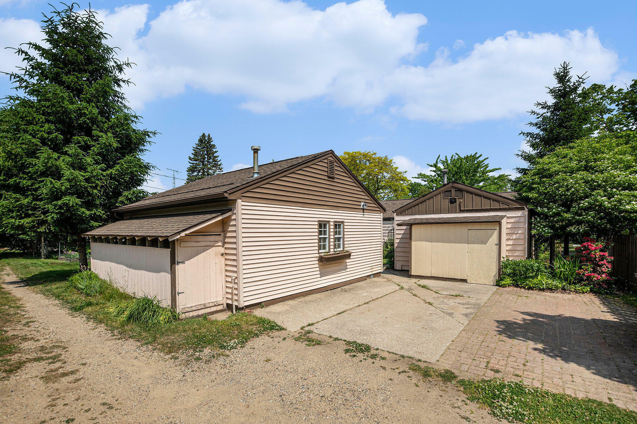 Property Photo: 522 Lyon Street MI 49090