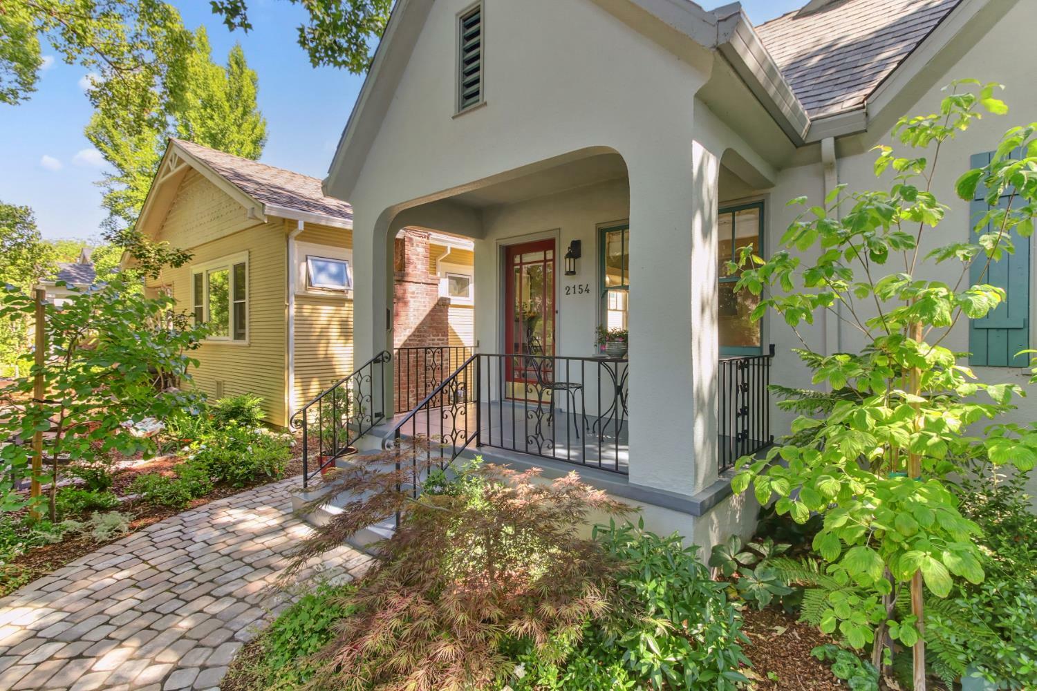 Property Photo:  2154 3rd Avenue  CA 95818 