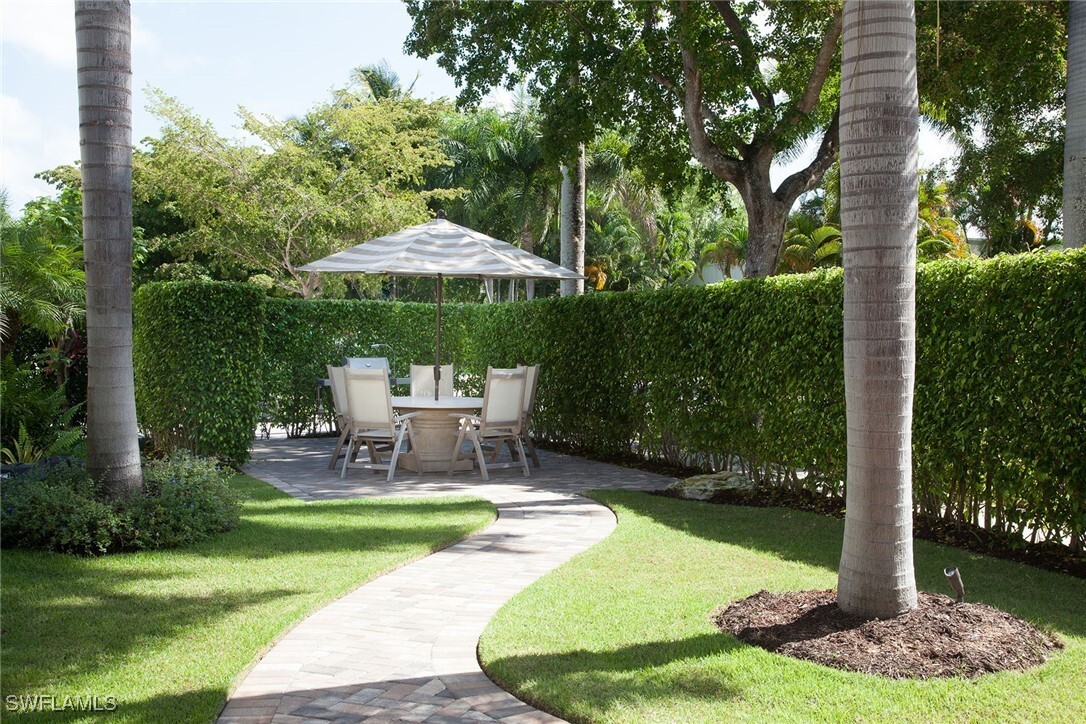 Property Photo: 960 7th Street S 202 FL 34102