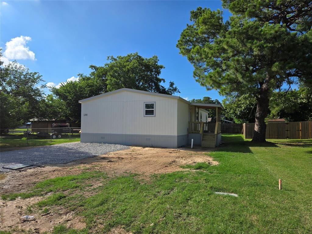 Property Photo:  1208 Lindale Terrace  TX 76020