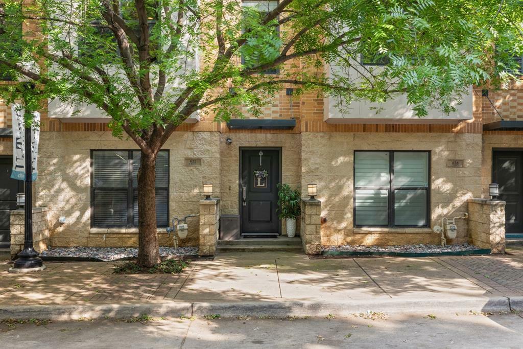 Property Photo: 632 E Bluff Street TX 76102