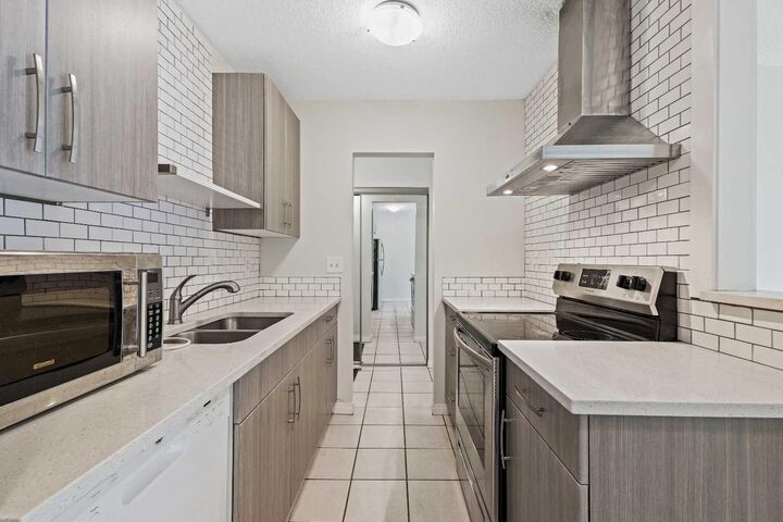 Property Photo:  128 15 Avenue SW 604  AB T2R 0P5 