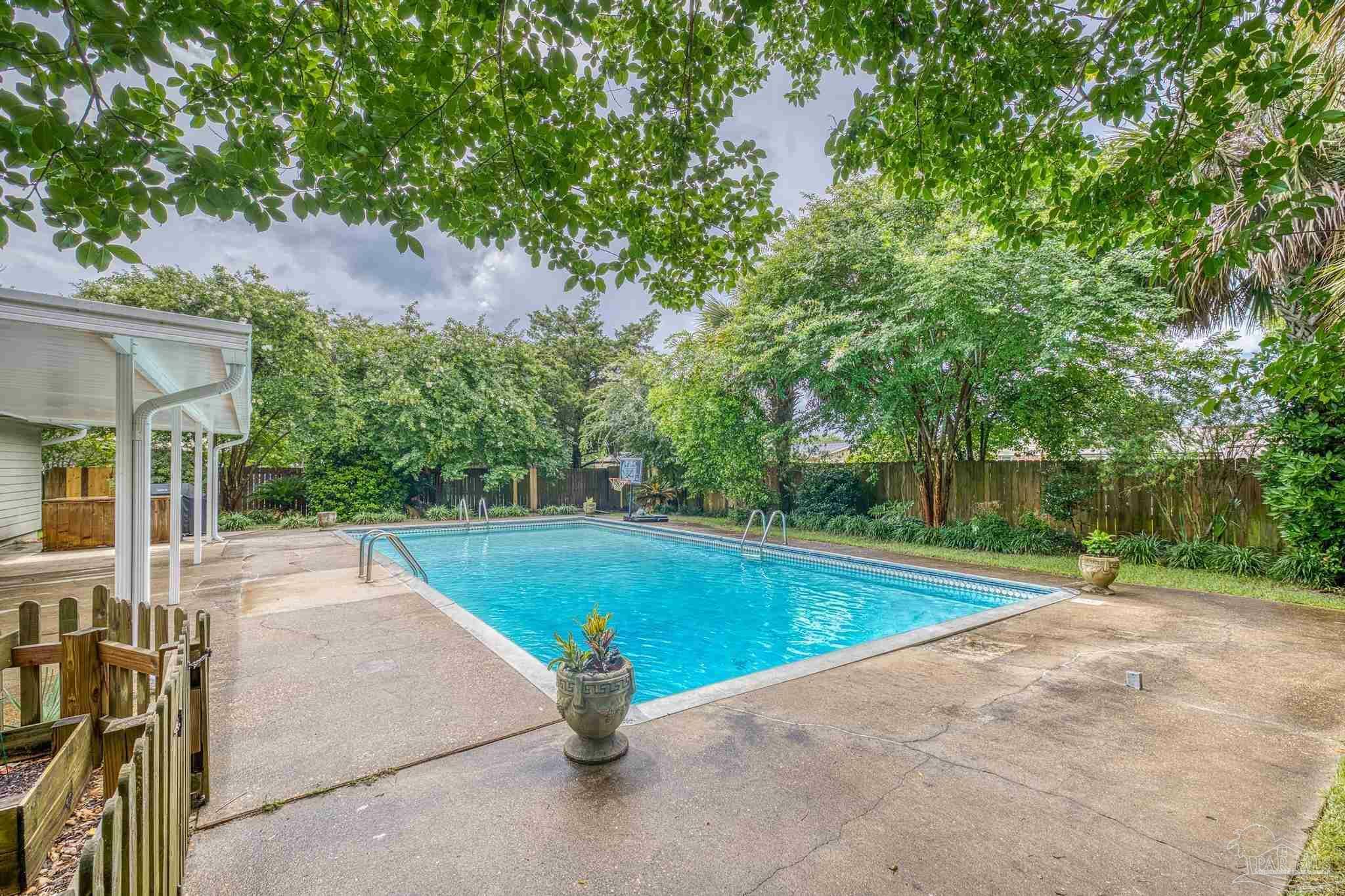 Property Photo: 726 E Hollywood Blvd FL 32569