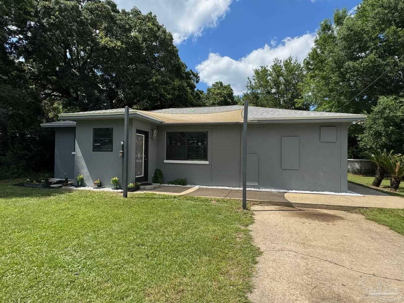 Property Photo: 10 W Hope Dr FL 32534