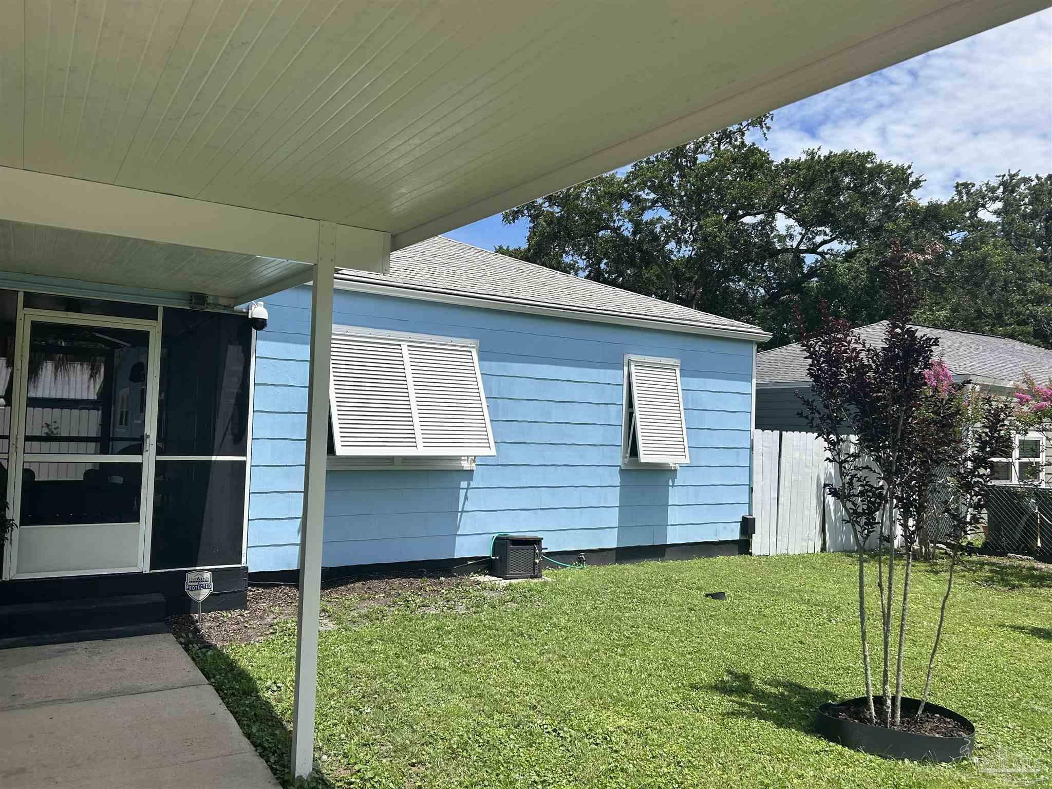 Property Photo:  207 Delray Dr  FL 32507 