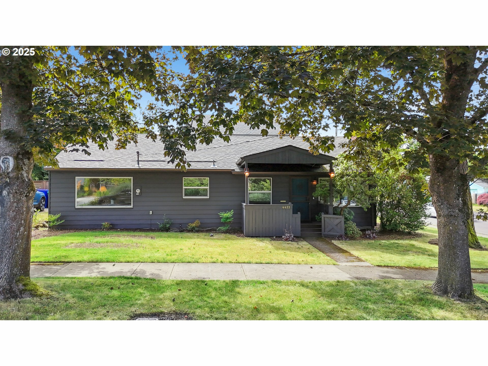 Property Photo:  4433 NE 65th Ave  OR 97218 