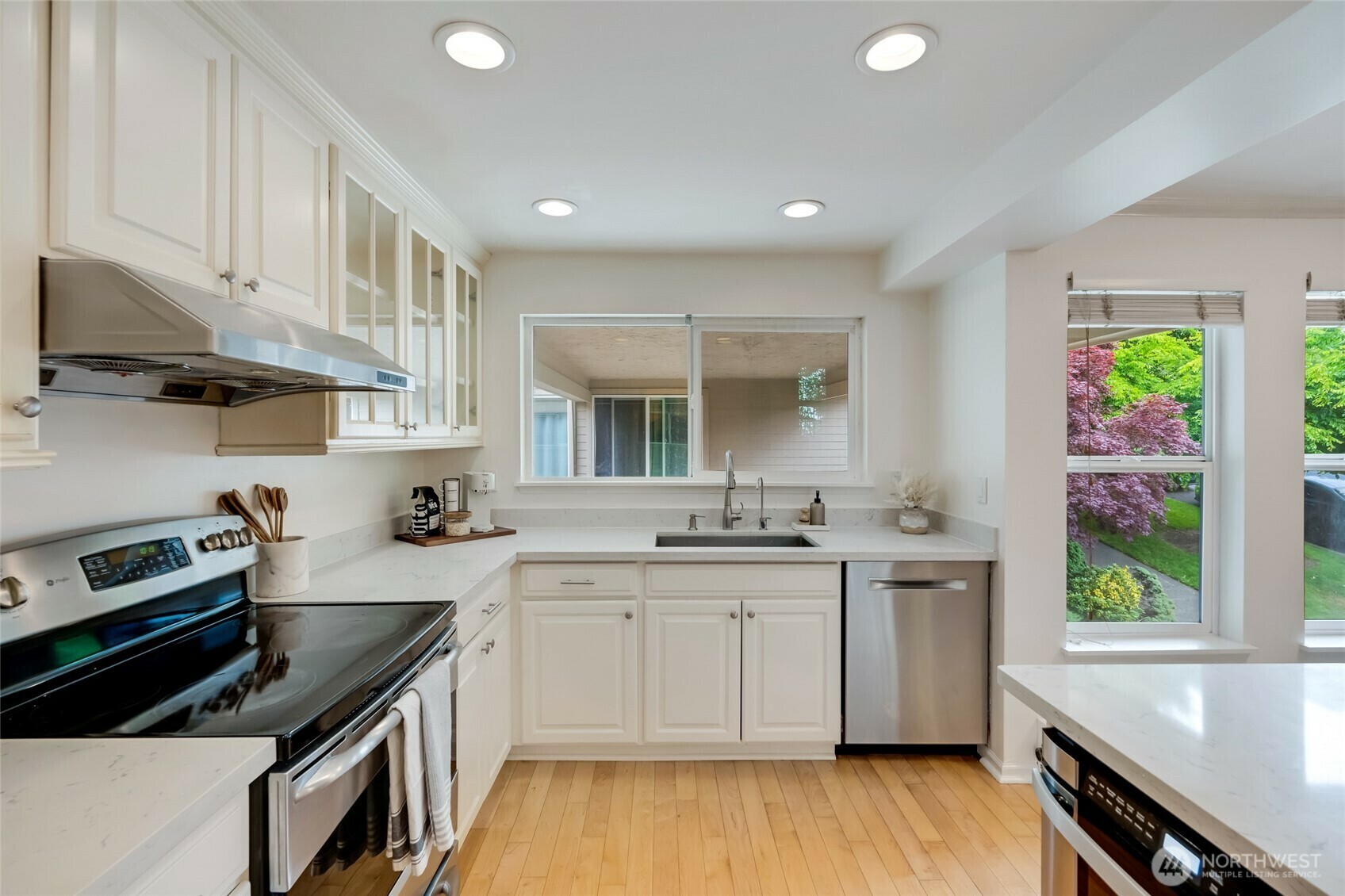 Property Photo: 202 W Olympic Place 201 WA 98119