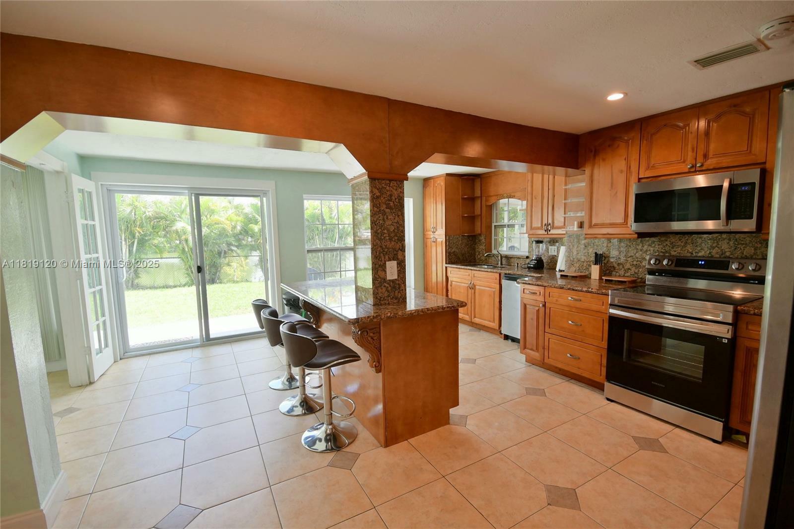 Property Photo: 5815 S Farragut Dr FL 33021