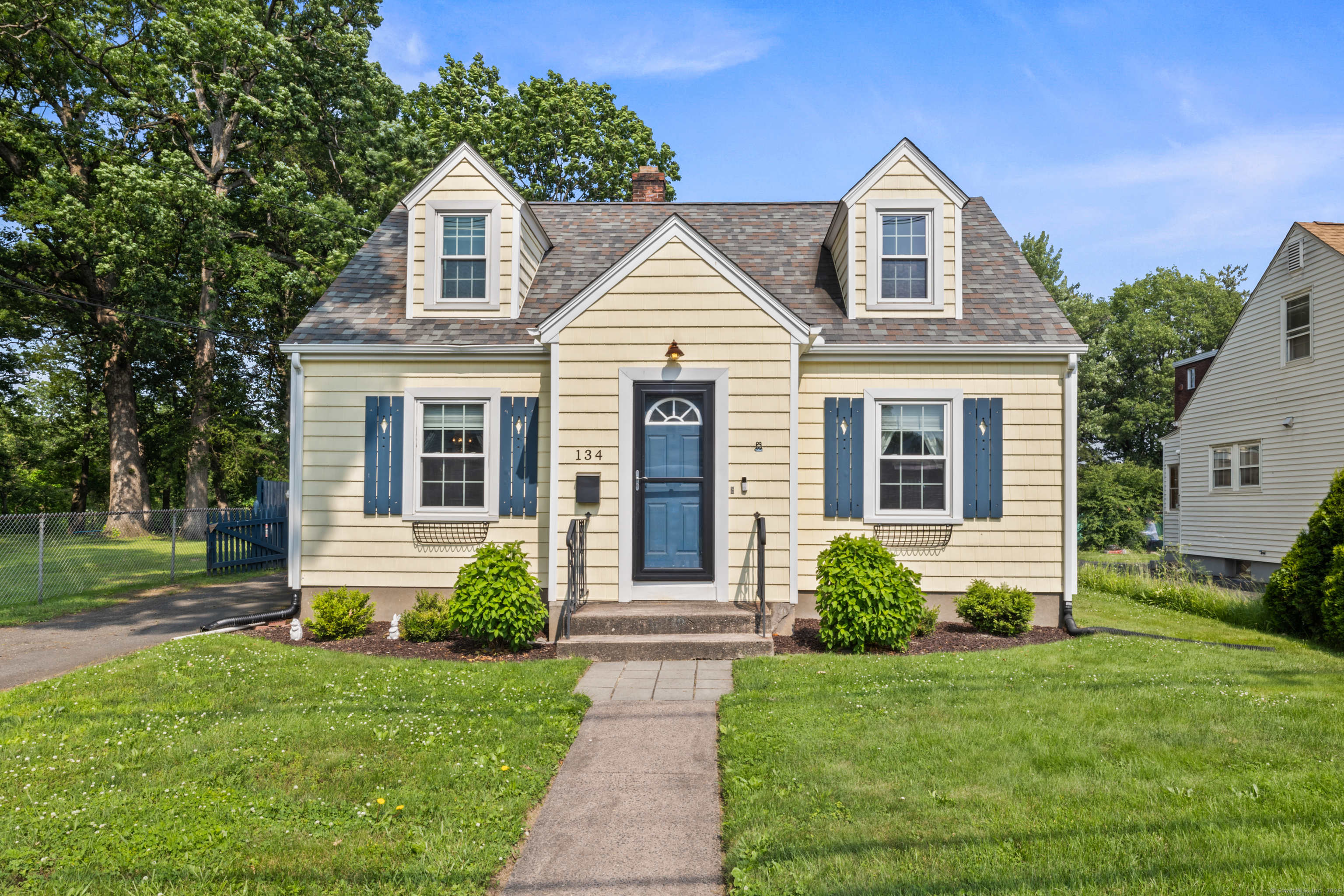Property Photo: 134 Oakwood Avenue CT 06119