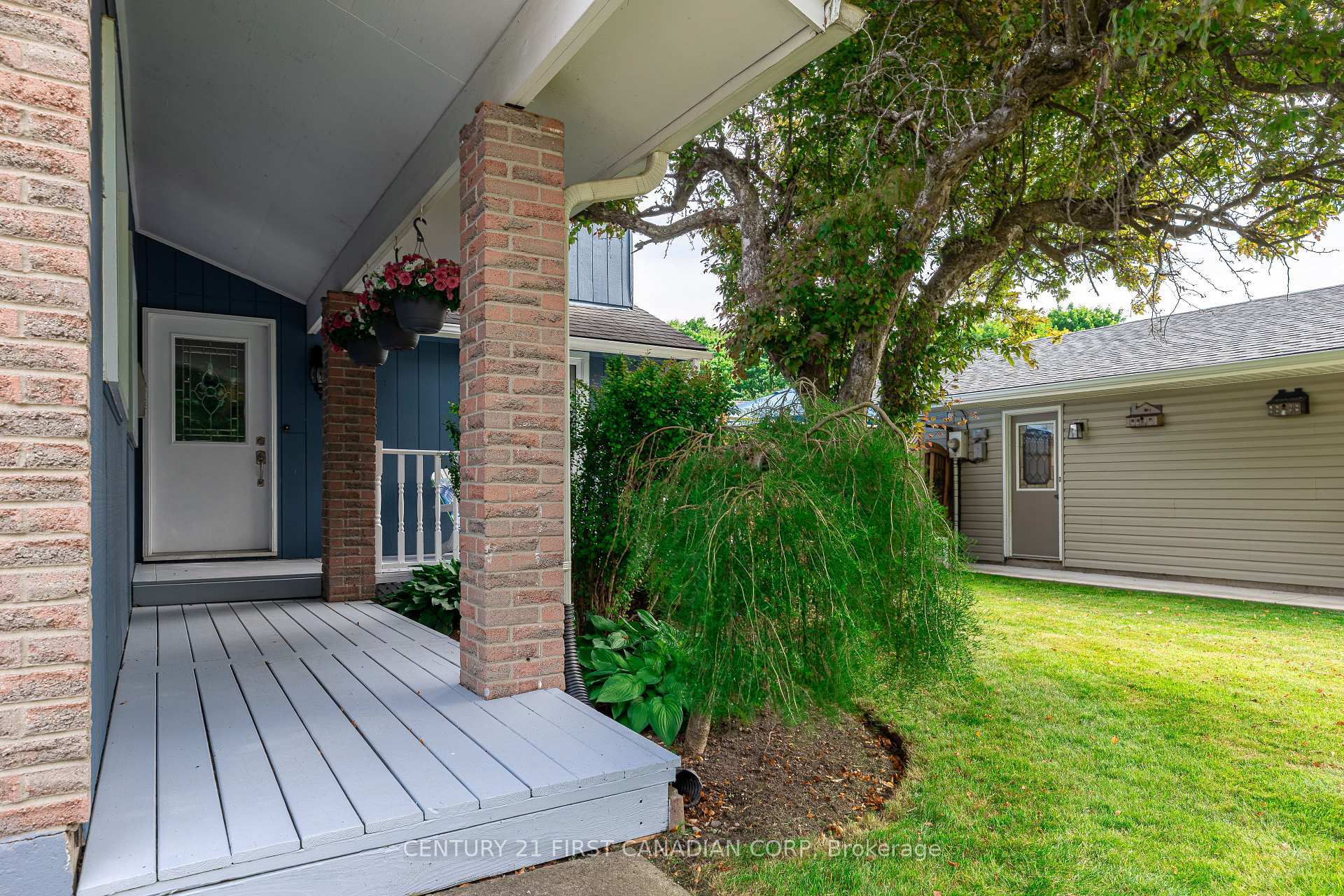 Property Photo: 291 Blackacres Boulevard ON N6G 2T9