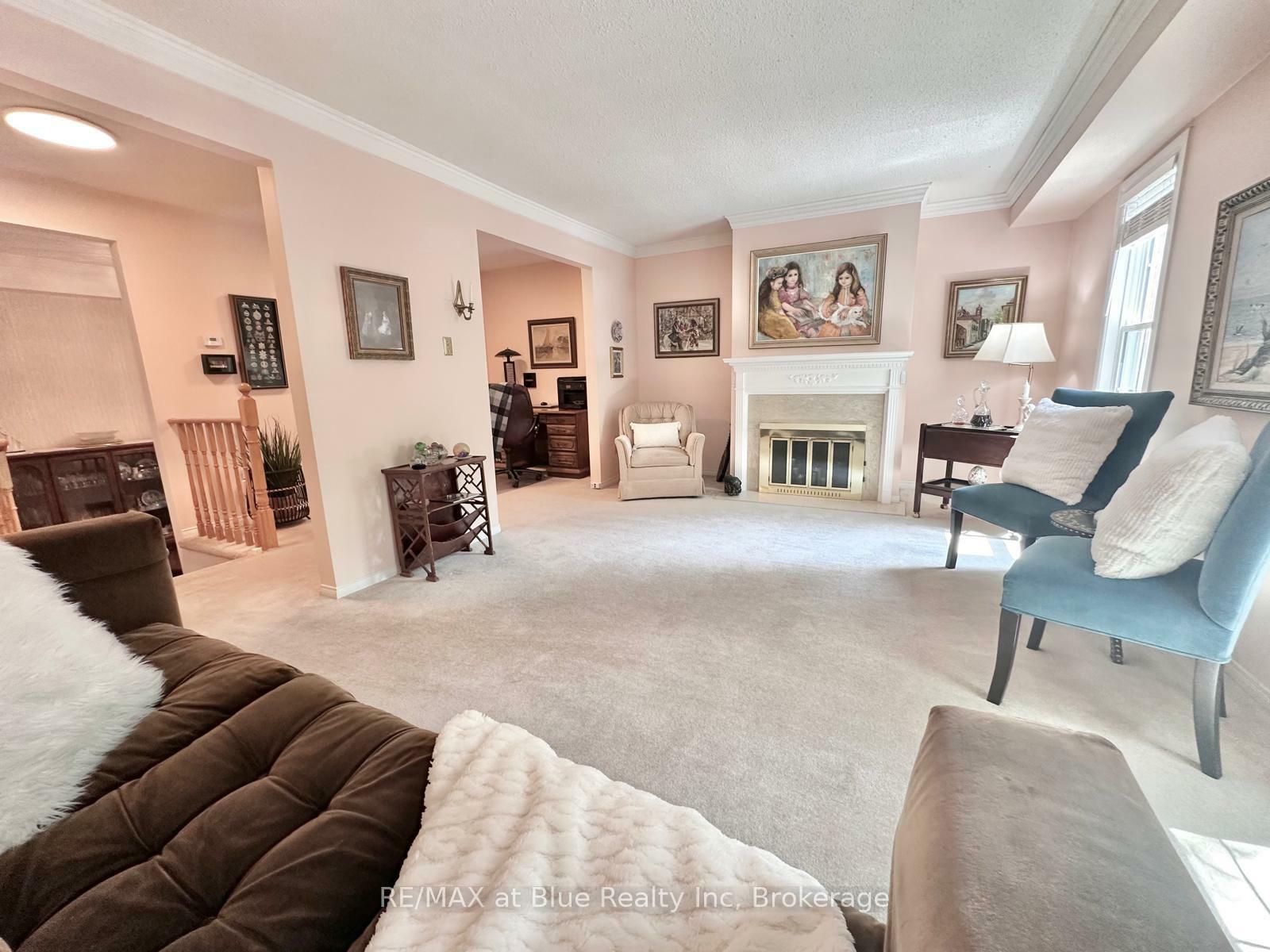 Property Photo: 8 Stornwood Court ON L6W 4H4
