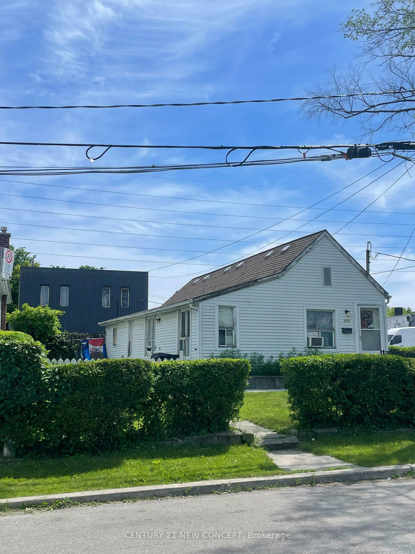 Photo de la propriété: 1171 Roselawn Avenue ON M6B 1C5