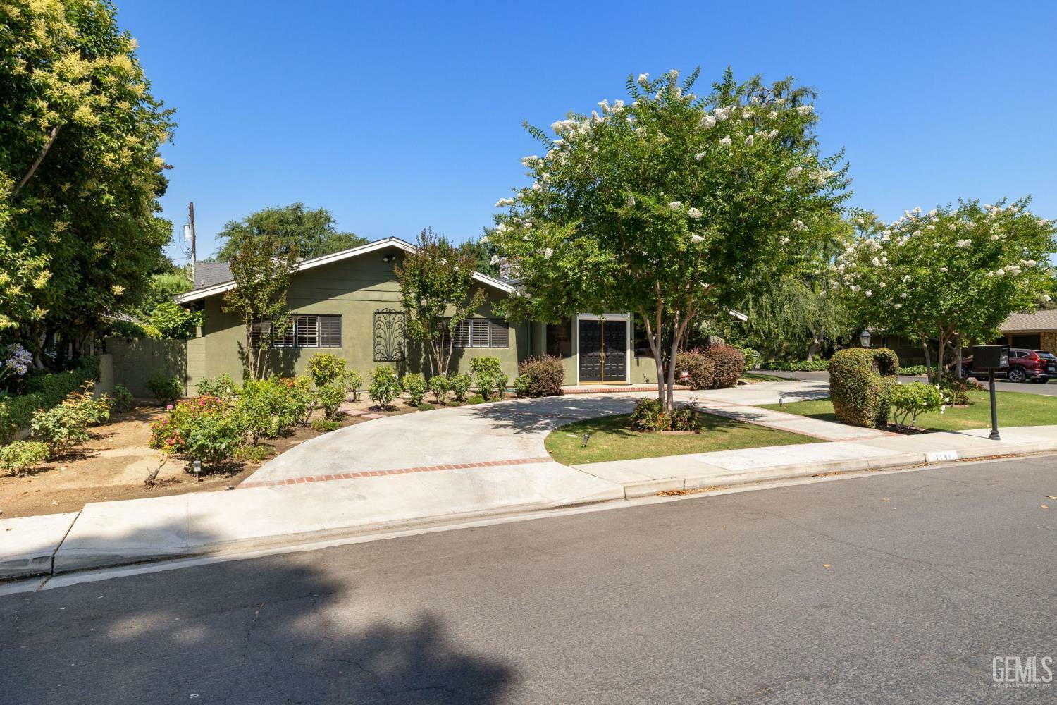 Property Photo: 1191 Edmund Street CA 93309