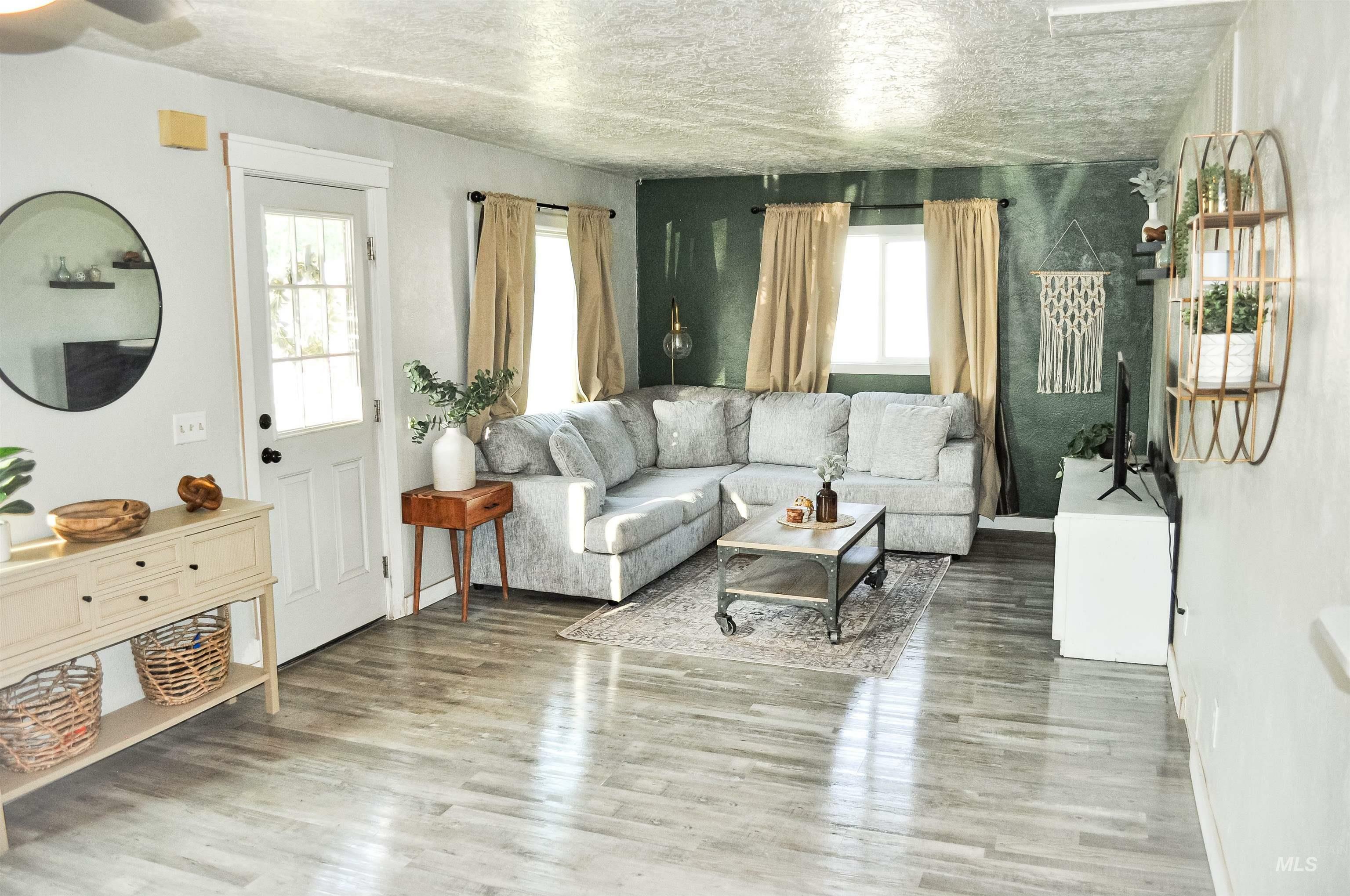 Property Photo: 611 E Hawaii Avenue ID 83686