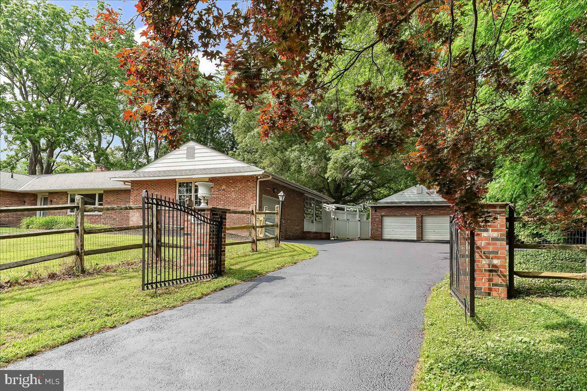 136 Schoolhouse Lane  Glen Mills PA 19342 photo