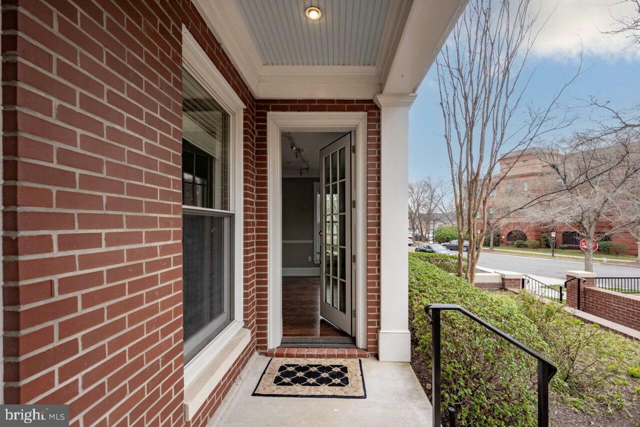 Property Photo:  910 Powhatan Street 103N  VA 22314 