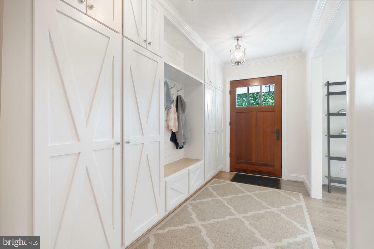 Property Photo: 629 N Illinois Street VA 22205