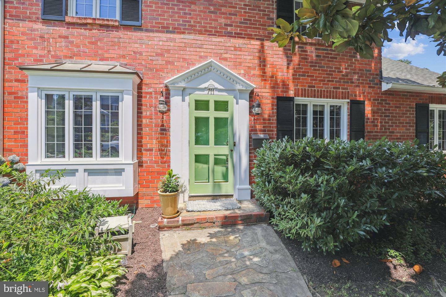 Property Photo: 711 N Overlook Drive VA 22305