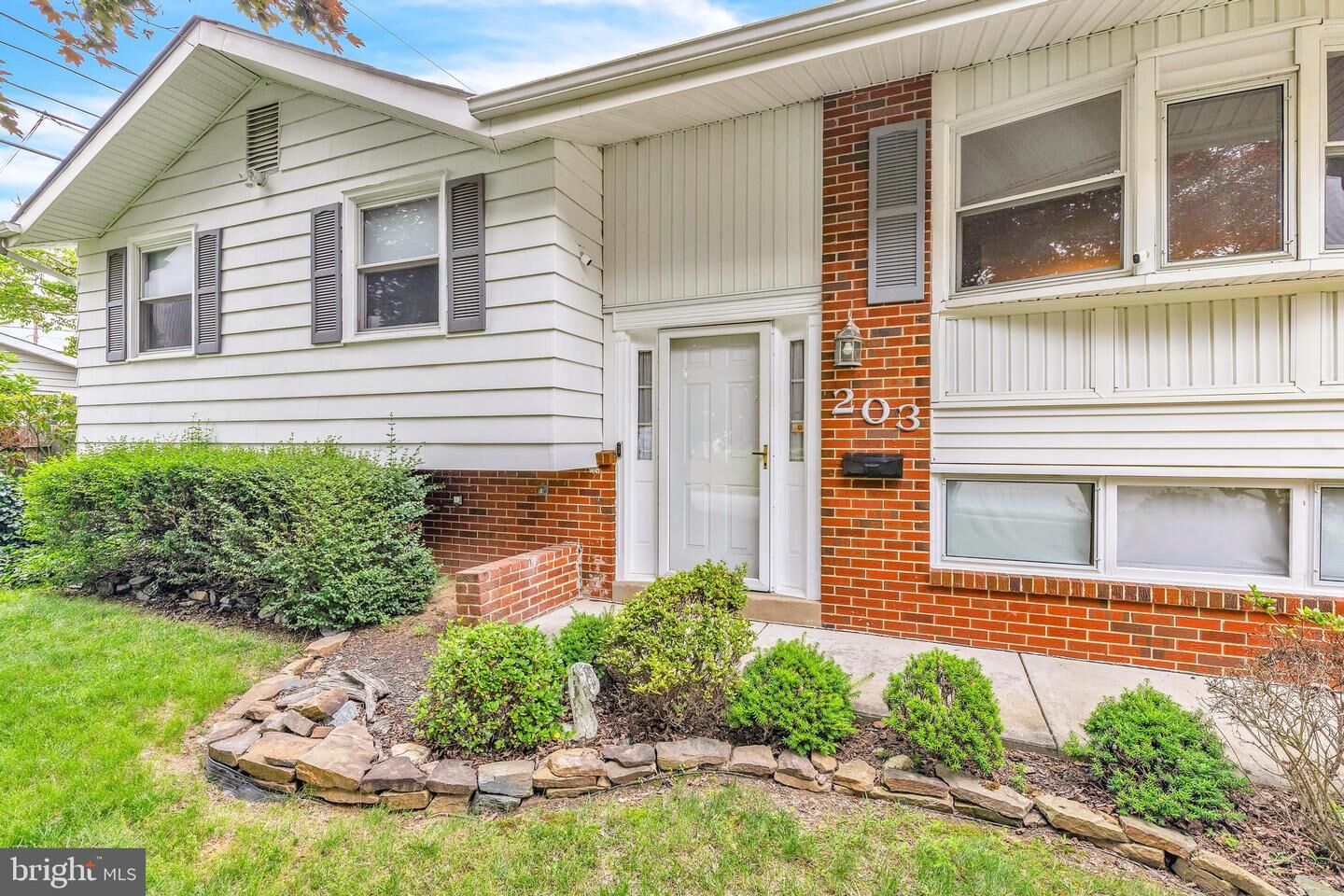 Property Photo:  203 Meadowood Drive  DE 19711 