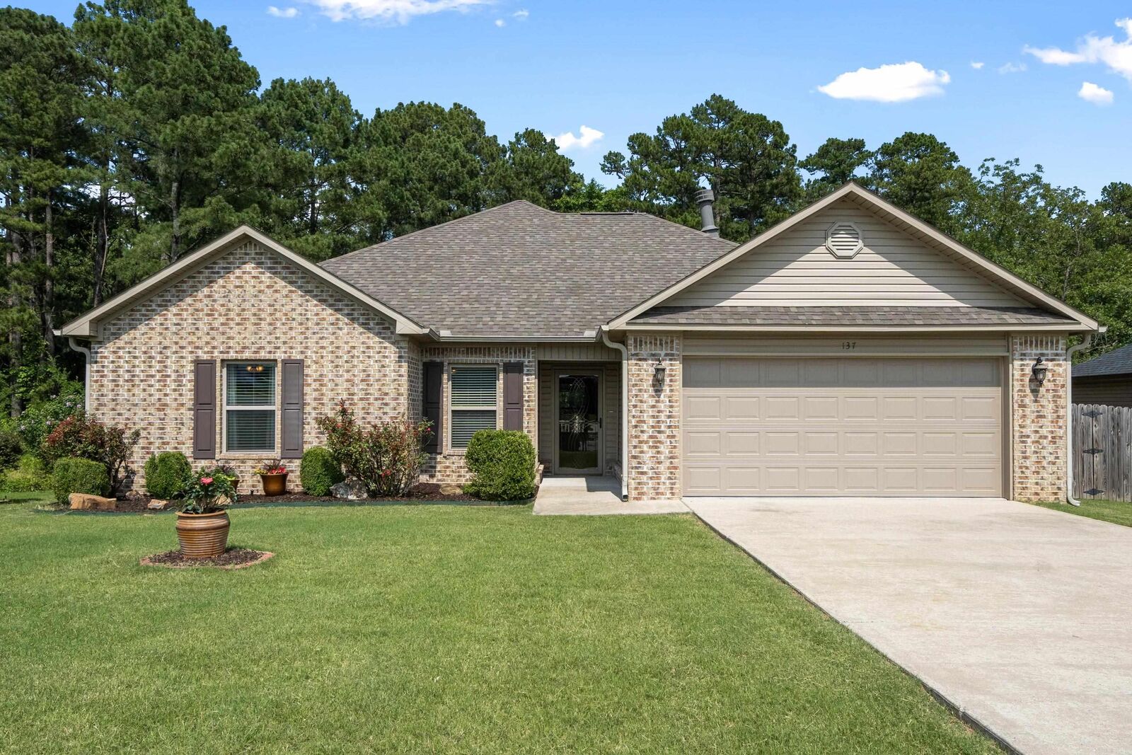 Property Photo: 137 Cambridge Drive AR 71913