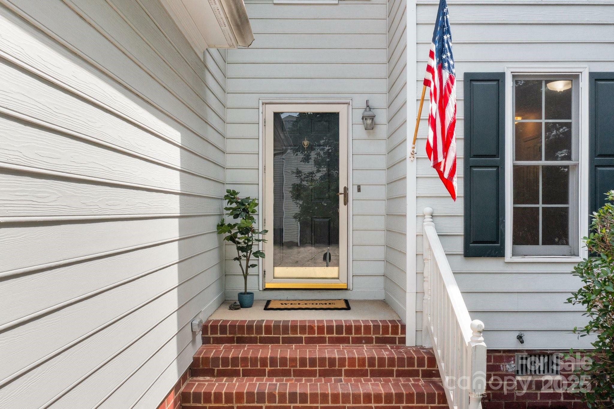 Property Photo: 9904 Brigstock Court NC 28269