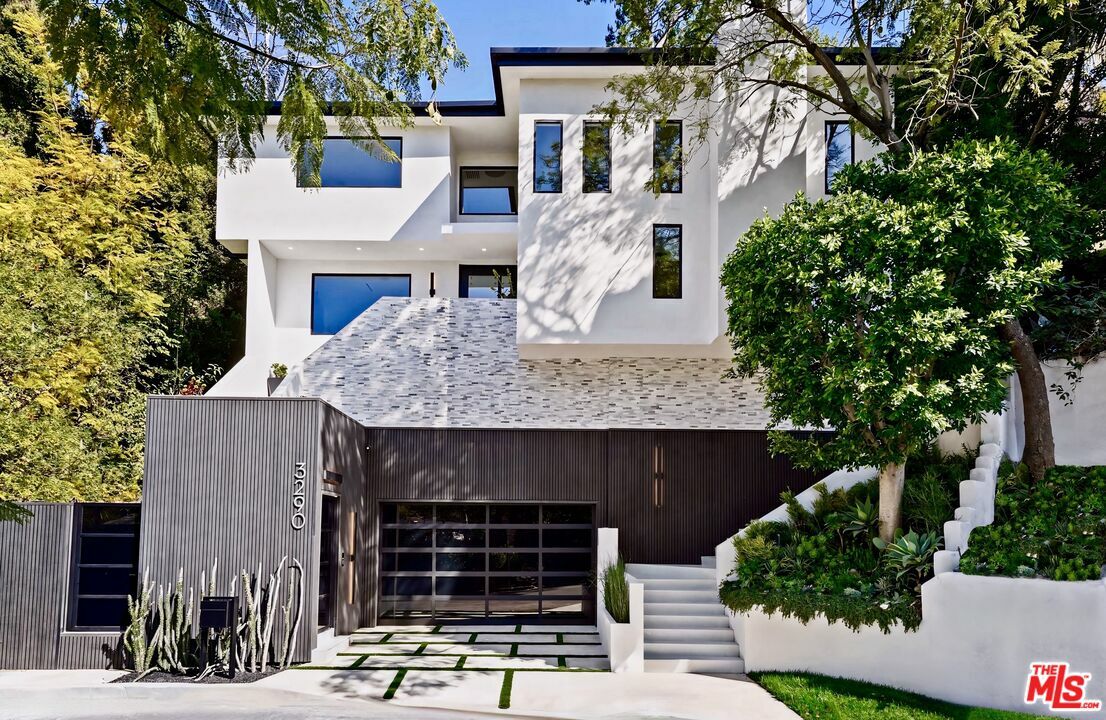 Property Photo: 3290 N Knoll Dr CA 90068