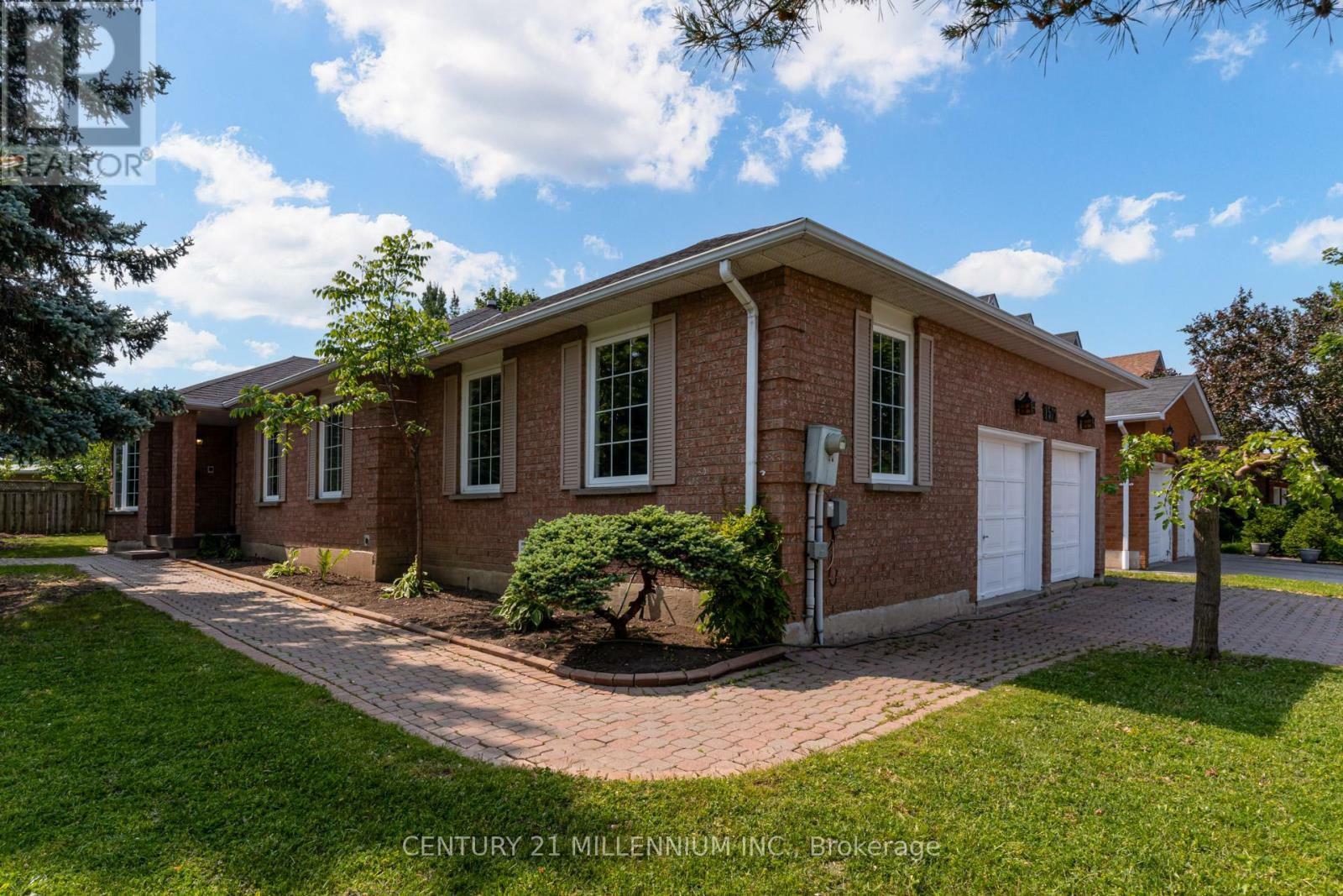 Property Photo: 1572 Cartier Court ON L5M 4B3
