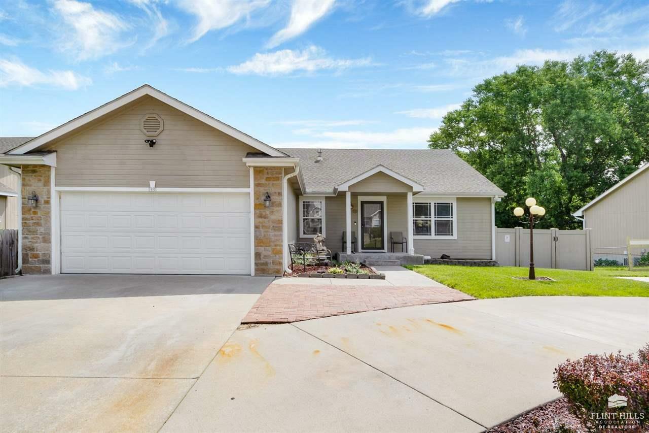Property Photo:  1331 Spring Hill Drive  KS 66441 
