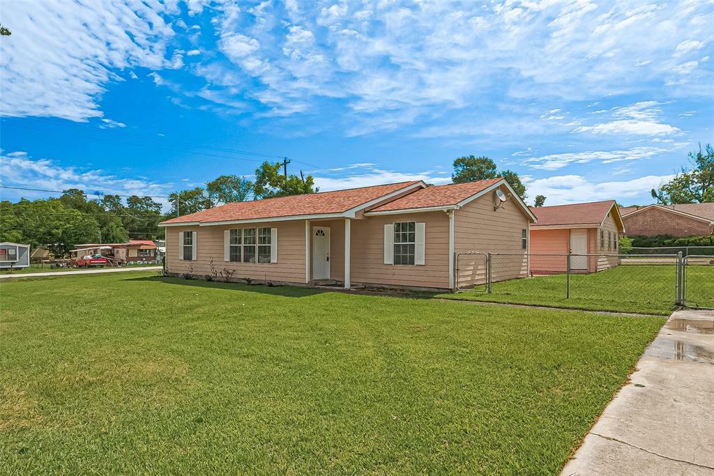 Property Photo: 115 N 12th Street TX 77562