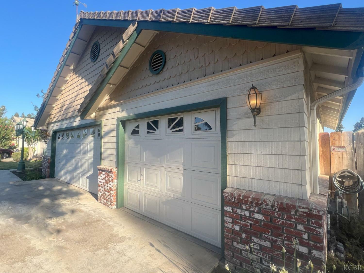 Property Photo: 1339 E Feemster Avenue CA 93292