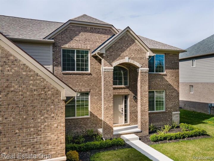 Property Photo:  3122 Frankton Drive  MI 48083 5072 