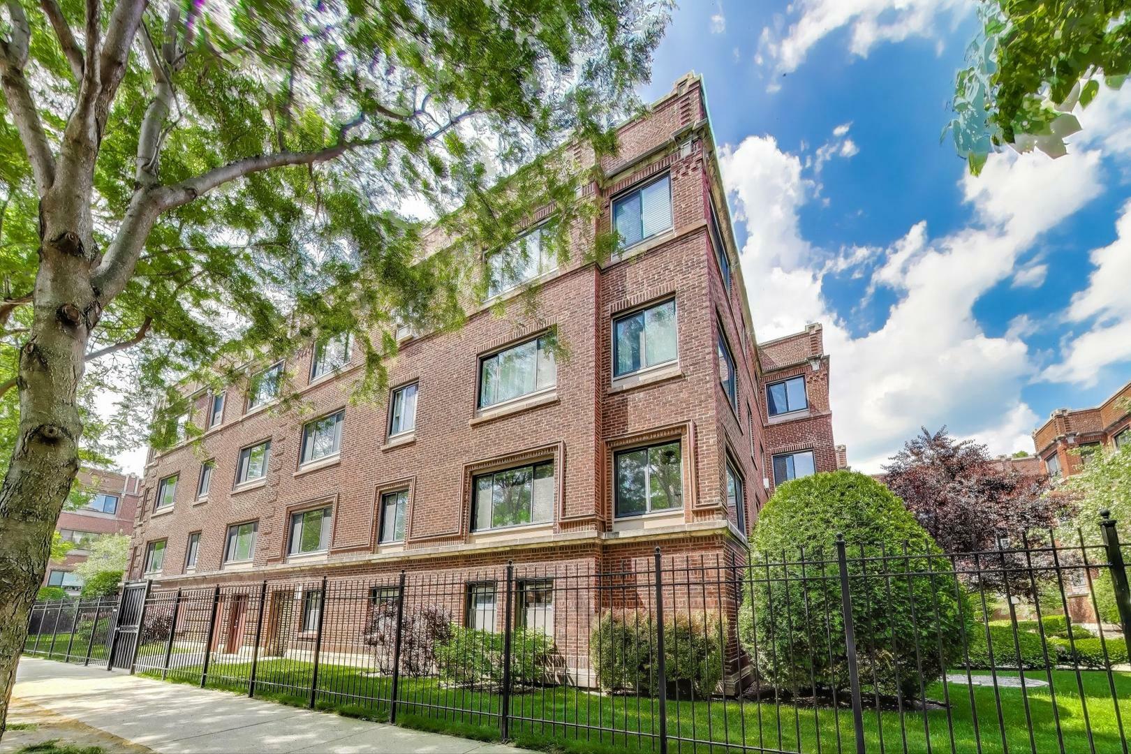 Property Photo: 906 W Sunnyside Avenue 2A IL 60640