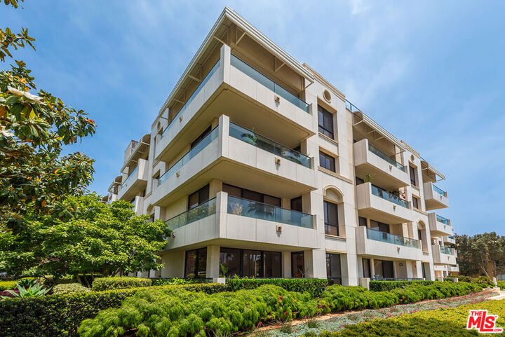 Property Photo:  701 Ocean Avenue 108  CA 90402