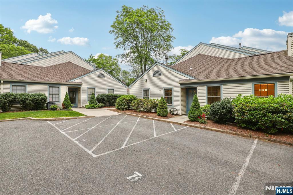 Property Photo:  7 Eakens Court  NJ 07430 