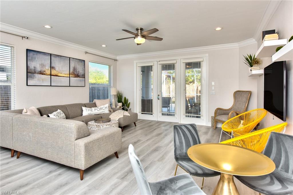 Property Photo: 725 95th Ave N FL 34108