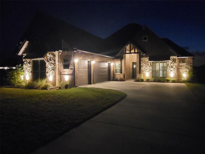 Property Photo: 1111 Hayfield Drive TX 76065