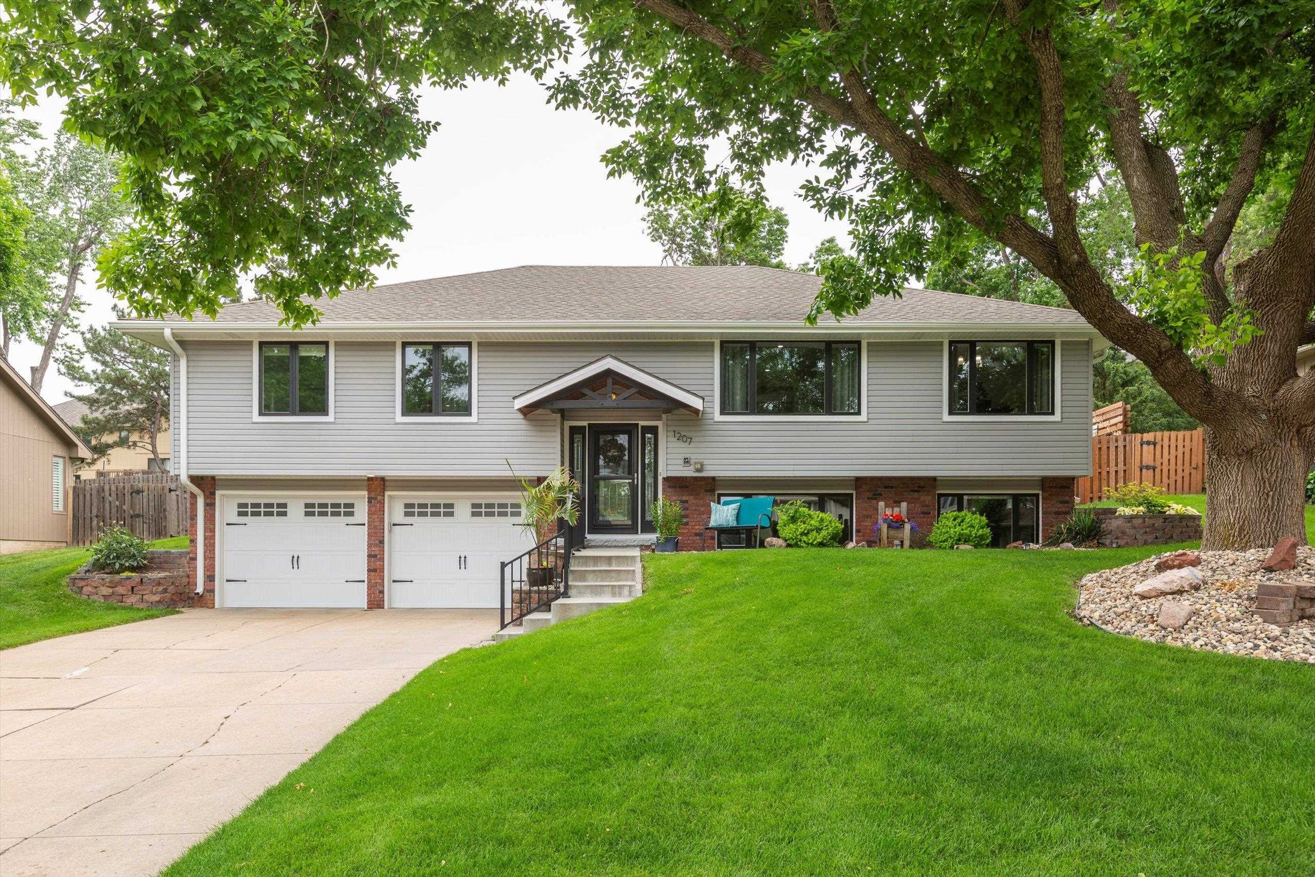 Property Photo: 1207 N 122 Street NE 68154