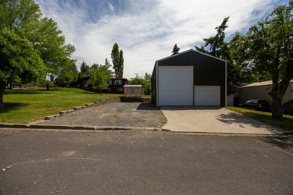 Property Photo: 2530 Berkeley Street OR 97601